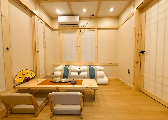 Golmok - Korea Traditional Sytle Villa, Hanbok Experience , Nampo,night Market Walk 5 Minute * Busan