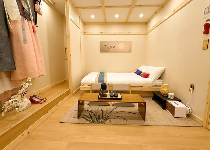 Golmok - Korea Traditional Sytle Villa, Hanbok Experience , Nampo,night Market Walk 5 Minute Busan