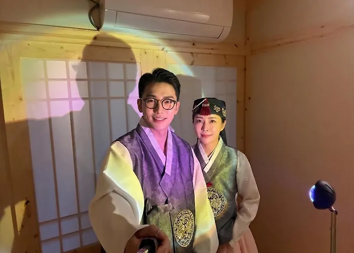 Golmok - Korea Traditional Sytle Villa, Hanbok Experience , Nampo,night Market Walk 5 Minute Busan