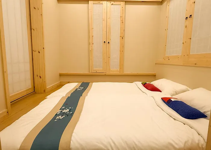 Golmok - Korea Traditional Sytle Villa, Hanbok Experience , Nampo,night Market Walk 5 Minute