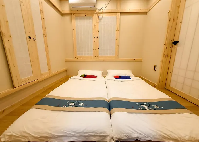 Golmok - Korea Traditional Sytle Villa, Hanbok Experience , Nampo,night Market Walk 5 Minute Busan
