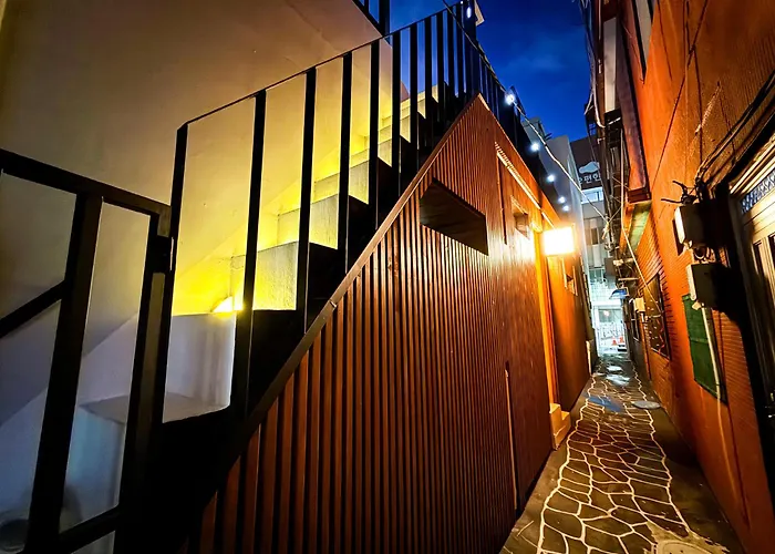 Golmok - Korea Traditional Sytle Villa, Hanbok Experience , Nampo,night Market Walk 5 Minute Busan
